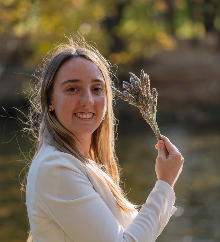 Agostina Borsatto, terapeuta holística, sonriendo junto a un río